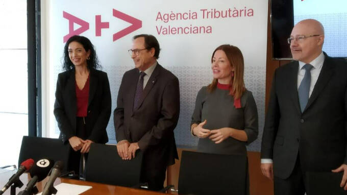 La directora de la Agencia Tributaria Valenciana, Sonia Díaz Español (izquierda de la imagen), junto al conseller de Hacienda, Vicent Soler (centro de la imagen) y otros miembros de la ATV