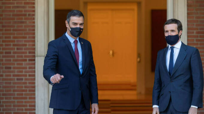 El presidente del Gobierno, Pedro Sánchez (i) y el presidente del PP, Pablo Casado, posan en el Palacio de Moncloa, antes del inicio de su reunión, en Madrid (España).