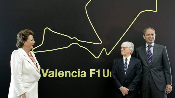 La exalcaldesa de Valencia, Rita Barberá, junto al director de la F1, Bernie Eccleston, y el expresidente de la Generalitat, Paco Camps