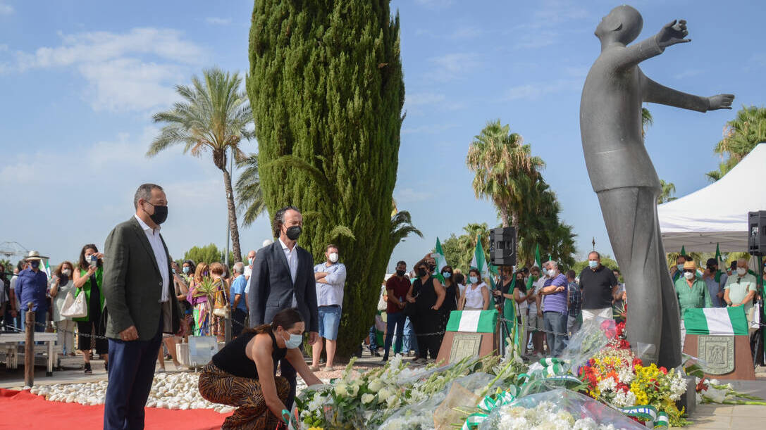 Entrega floral de la secretaria del PP-A, Loles López, en el homenaje en Sevilla a la figura de Blas Infante.