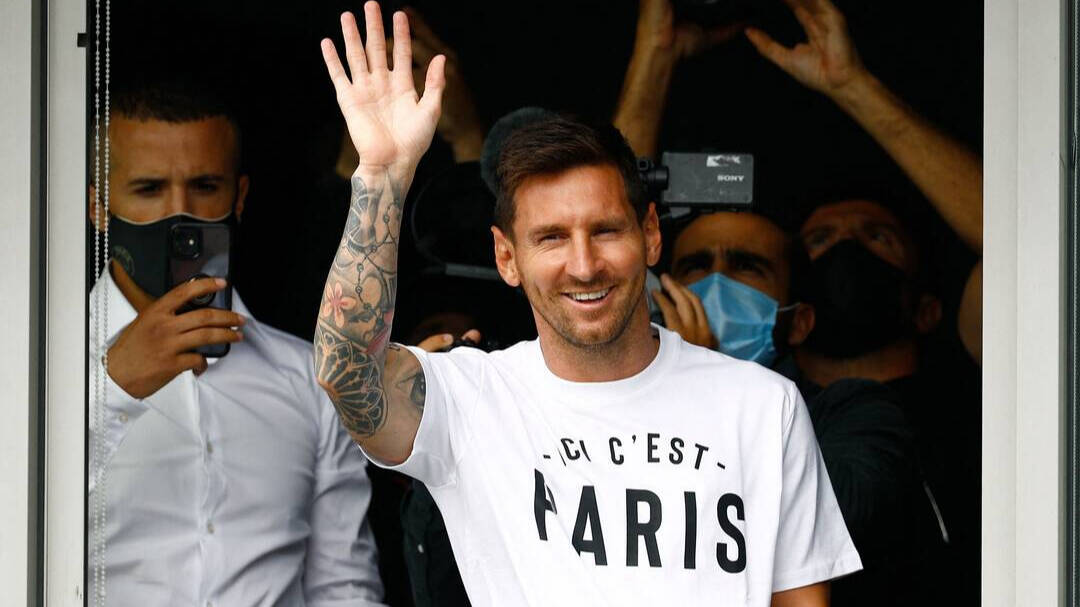 Messi saluda a su llegada a París