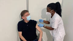 Ximo Puig recibiendo la vacuna