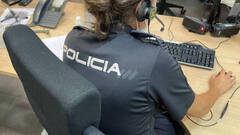 Agente de la PolicÃ­a Nacional en el servicio de atenciÃ³n del 091