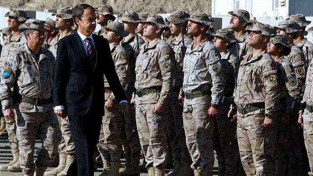 Zapatero pasa revista a las tropas españolas en Afganistán en una de sus visitas