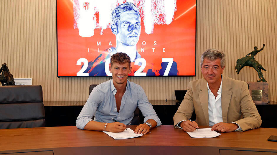 Marcos Llorente y Miguel Ángel Gil firman el acuerdo / FOTO: Atlético de Madrid