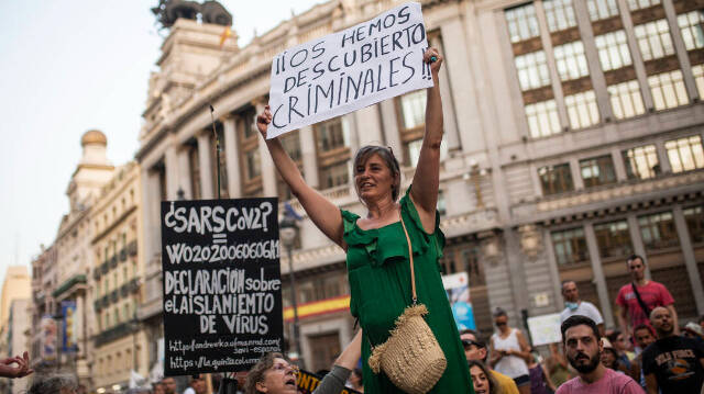 Una asistente durante una manifestación contra la vacunación contra el COVID-19 / FOTO Alejandro Martínez Vélez / Europa Press
