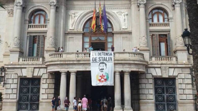 Pancarta de Stalin en el balcón del Ayuntamiento de Valencia