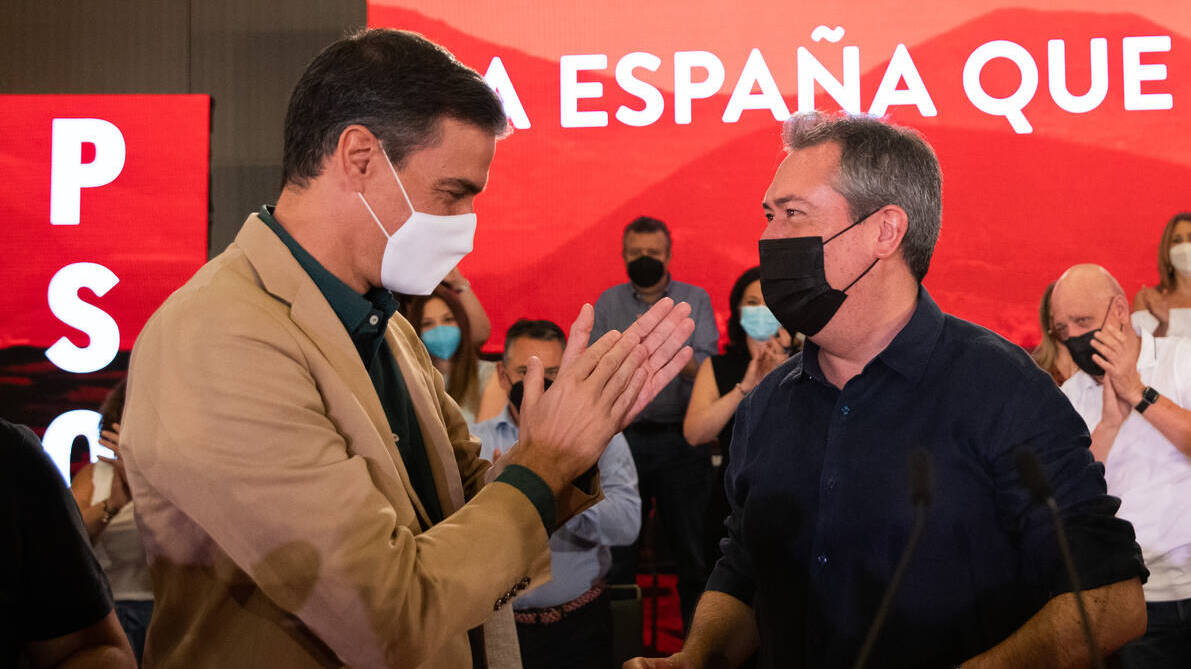 Pedro Sánchez aplaude al secretario general del PSOE-A, Juan Espadas