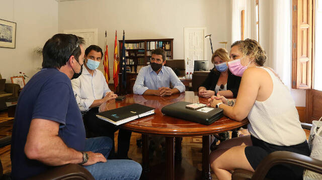 Carlos Mazón se ha reunido con los representantes de los colectivos de AMPAS junto a los diputados Eduardo Dolón y Ana Serna