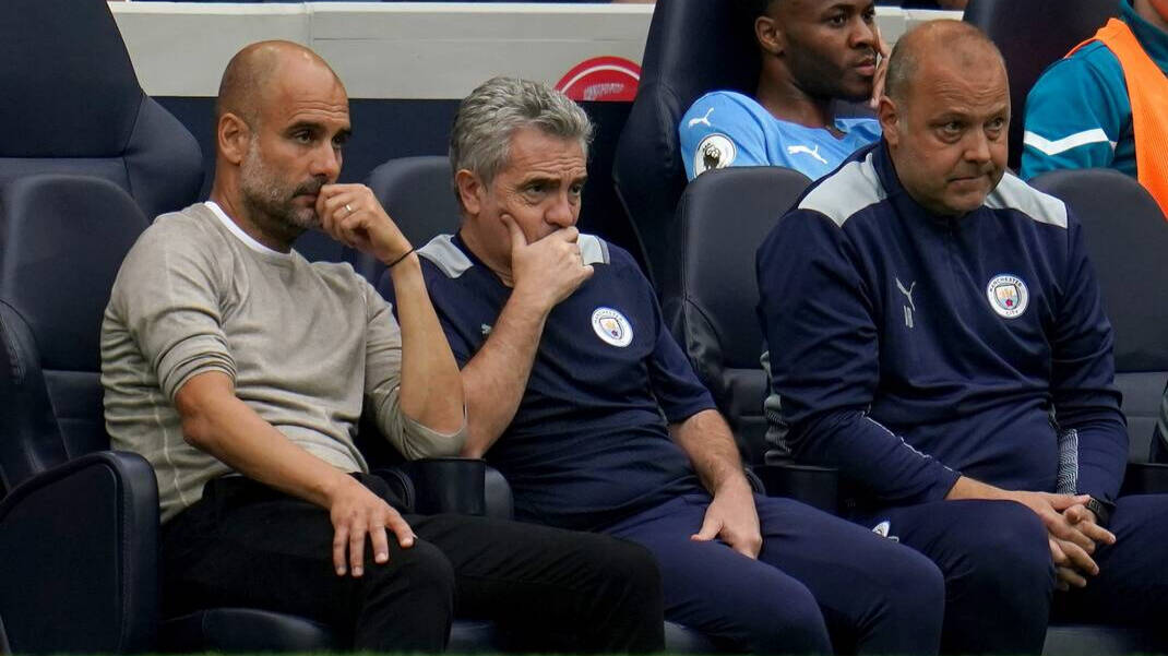 Guardiola, junto a Juanma Lillo en el banquillo del Manchester City