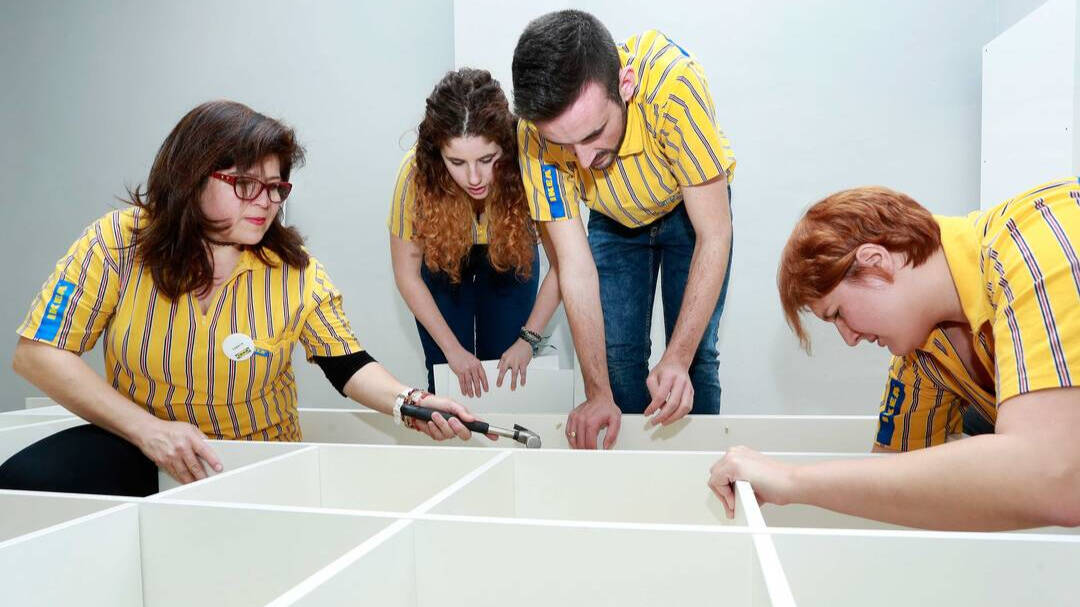 Trabajadores de IKEA montando una de sus estanterías.