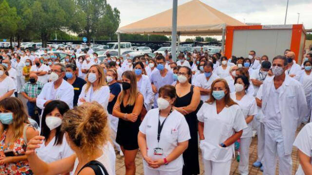 Sanitarios de la Comunitat protestaron por el tratamiento de ozonoterapia decida por un juez.