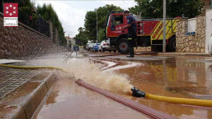 Bomberos achican agua en una calle de Benicàssim (Castellón) tras las lluvias torrenciales - CONSORCIO PROVINCIAL DE BOMBEROS DE CASTELLÓN