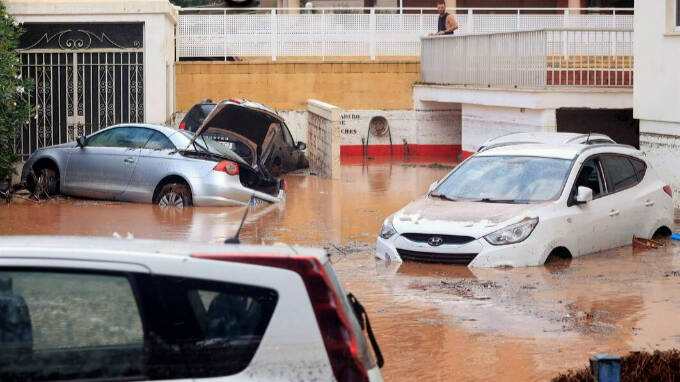 La tromba de 180 l/m2 en Sagunt obliga a rescatar vehículos y a cortar calles inundadas