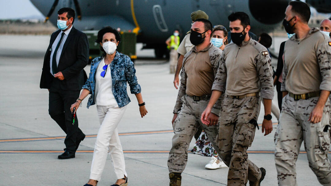 Margarita Robles recibe a los últimos militares españoles desde Afganistán