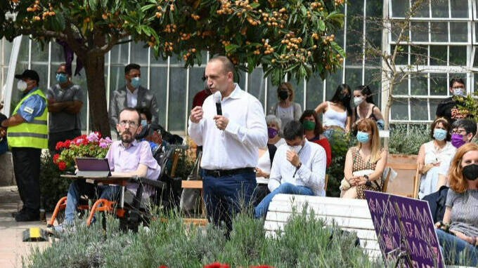 Rubén Martínez Dalmau interviene en el Jardín Botánico de Valencia junto a Pablo Echenique