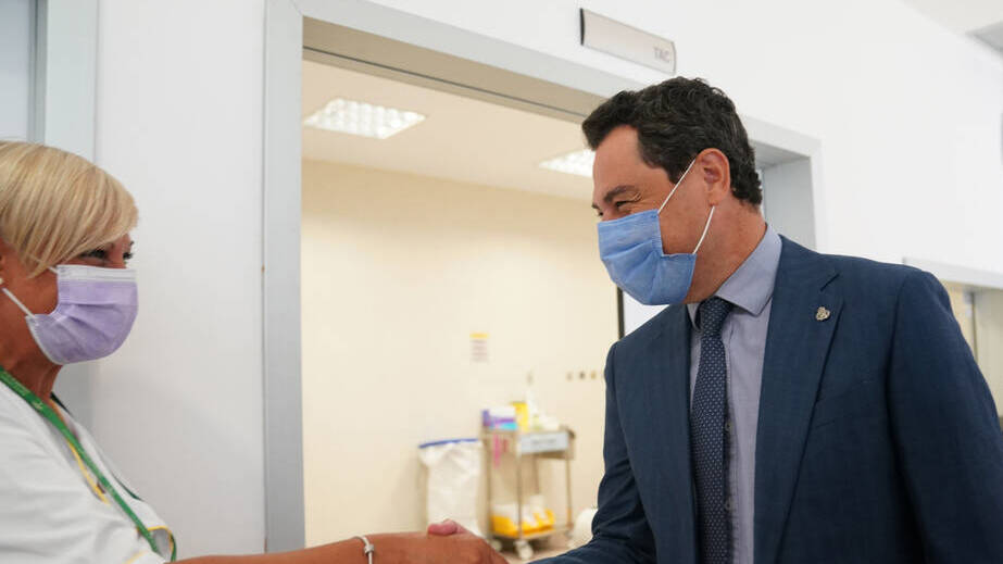 Juanma Moreno (PP), presidente de la Junta de Andalucía, durante la visita de hoy al Hospital de Vejer.