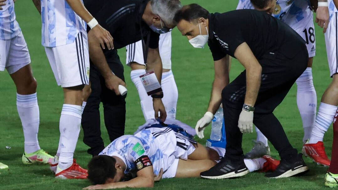 Messi, dolorido tras la entrada de Adrián Martínez