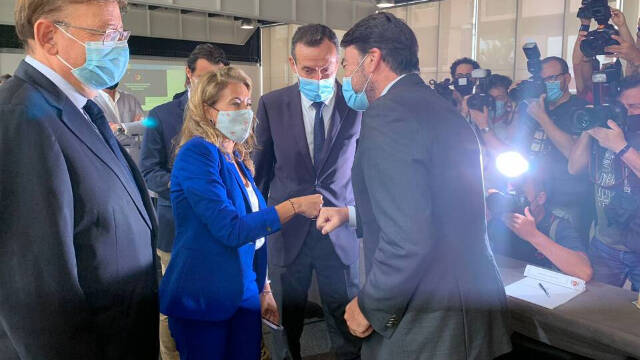 El alcalde de Alicante, Luis Barcala, saludando a la ministra de Transportes, Raquel Sánchez
