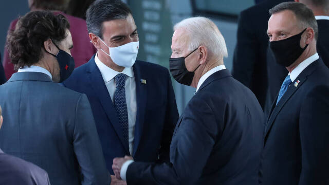 Biden y Sánchez durante una breve conversación de unos 30 segundos en un pasillo de la OTAN 