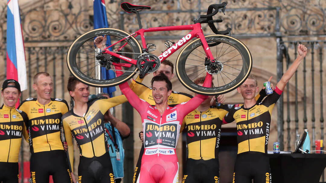 Roglic, junto a sus compañeros en el podio de La Vuelta