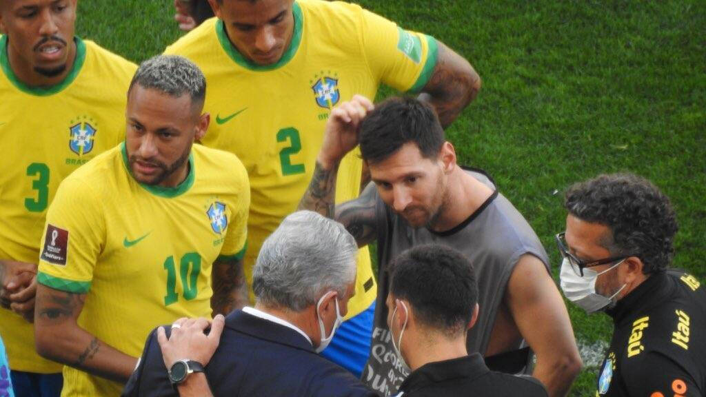 Messi y Neymar, entre otros, hablando en el momento en el que se suspendía el Brasil-Argentina. 