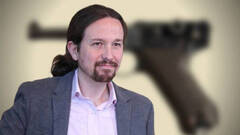 Pablo Iglesias, con la pistola utilizada para ilustrar su artículo