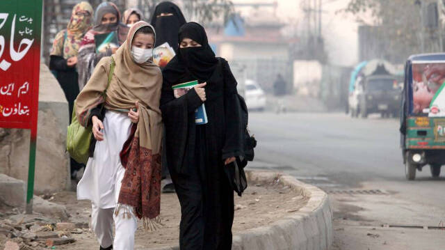 Mujeres estudiantes con burka y pañuelo / PPI / ZUMA PRESS / CONTACTOPHOTO