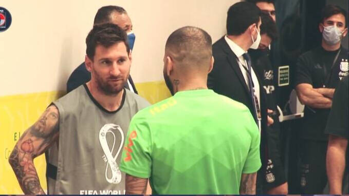 Leo Messi y Dani Alves, conversando en el túnel de vestuarios del estadio de Sao Paulo. 