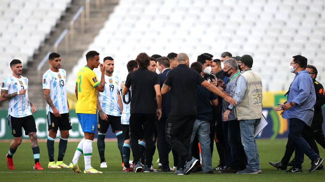 Imagen del encuentro entre Brasil y Argentina, que fue suspendido el pasado domingo, 
