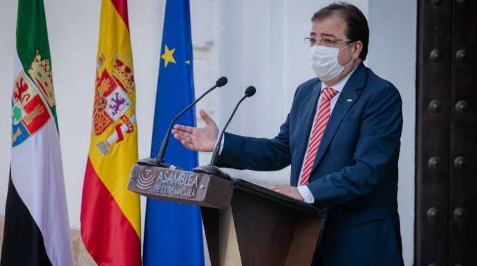 El presidente de Extremadura y del PSOE autonómico en un acto este lunes.