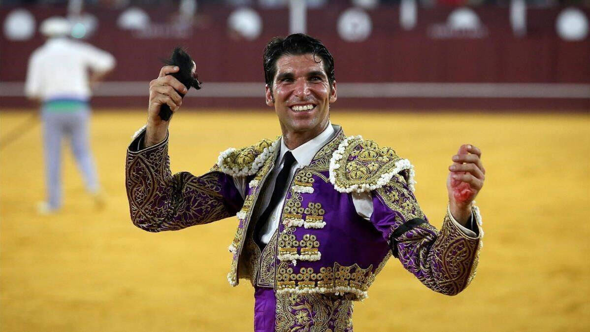 Cayetano Rivera tras cortar dos orejas en el sexto toro de la tarde en el festejo taurino que se celebró en La Malagueta.
EFE / DANIEL PEREZ
