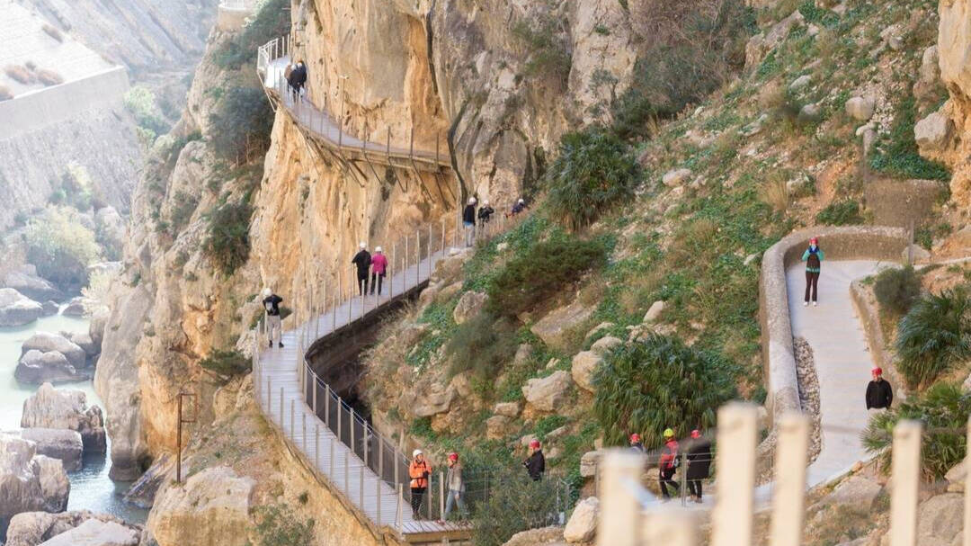 Turistas recorriendo el desfiladero del Caminito del Rey, uno de los destinos en auge en Andalucía.