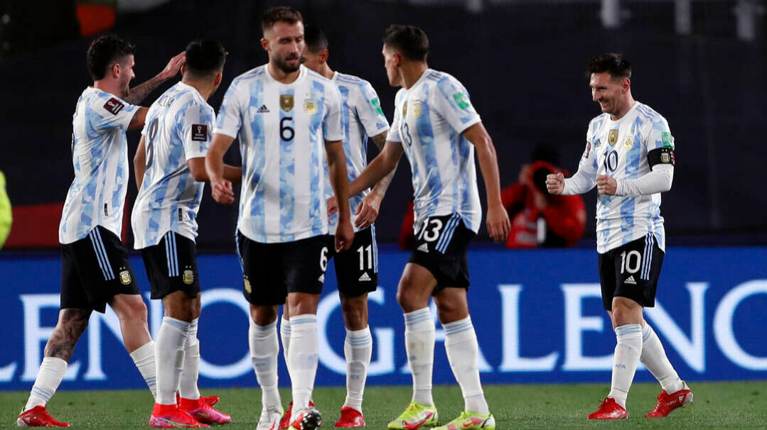 Messi, a la derecha de la imagen, celebra uno de sus tres goles ante Bolivia