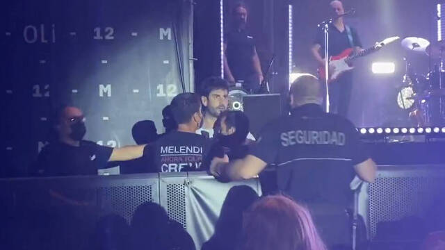 El cantante Melendi se encaró contra el vigilante de seguridad en su concierto de Alicante