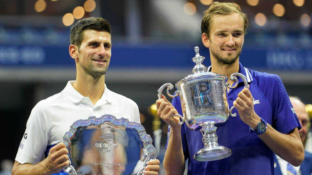Medvedev y Djokovic, con sus trofeos tras la final del Open de Estados Unidos. 