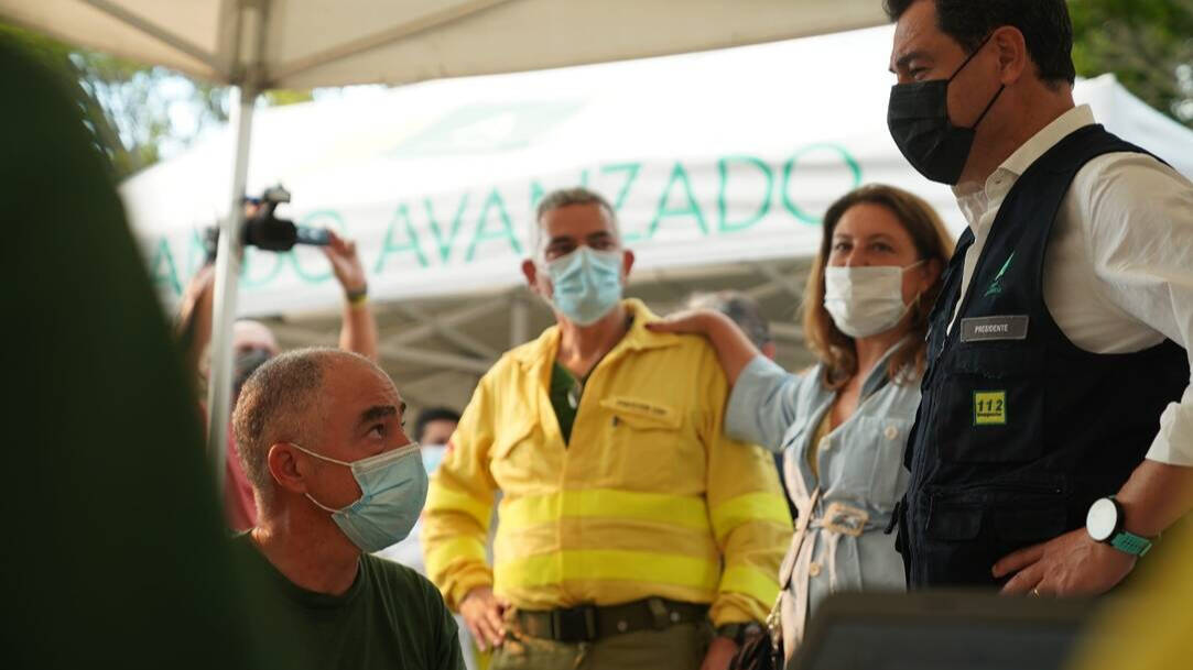 El presidente Juanma Moreno en el puesto de operaciones del Infoca en el incendio de Málaga.