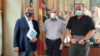 El nuevo partido valencianista hace su primera visita social a un lugar en el que se siente como en casa