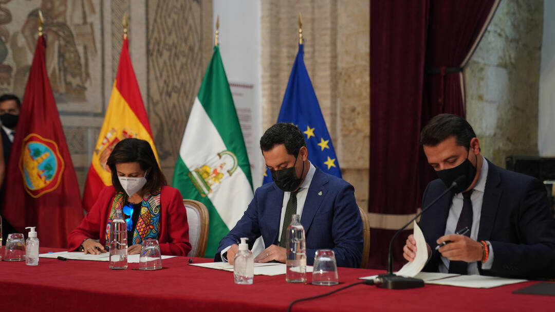 La Ministra de Defensa, Margarita Robles; el presidente de la Junta de Andalucía, Juanma Moreno; y el alcalde de Córdona, José María Bellido, hoy en la firma del acuerdo.