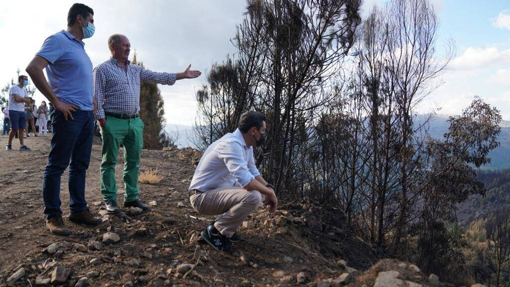 El presidente andaluz Juanma Moreno hoy en la zona incendiada en Málaga.