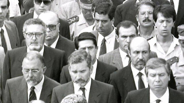 Fotografía del funeral en 1991 con las autoridades del momento, donde se aprecia a Pedro Nuño de la Rosa (autor del artículo) con bigote y gafas, a la derecha de Eduardo Zaplana