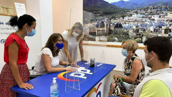 La presidenta del PPCS, Marta Barrachina, en una oficina de atención ciudadana del PP en Onda (Castellón) 