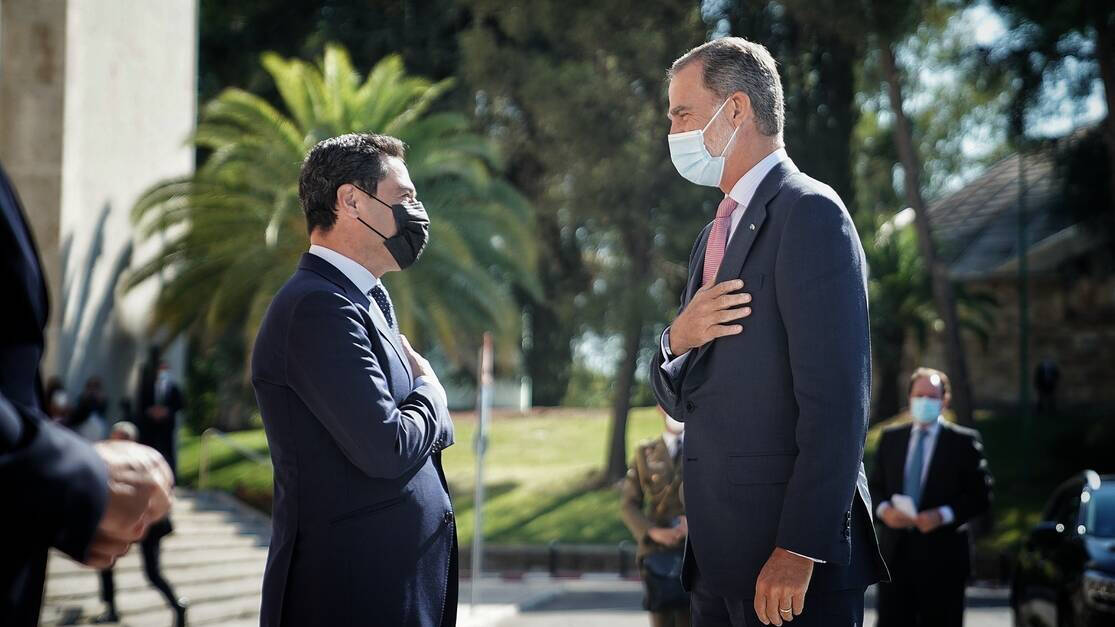 El Rey Felipe VI y el presidente de la Junta de Andalucía, Juanma Moreno, se saludan en el inicio del curso académico en Córdoba.