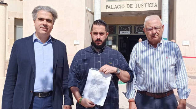 El portavoz de Vox en Alicante, Mario Ortolá, junto a Pepe Bonet y el letrado Valentín Quiroga