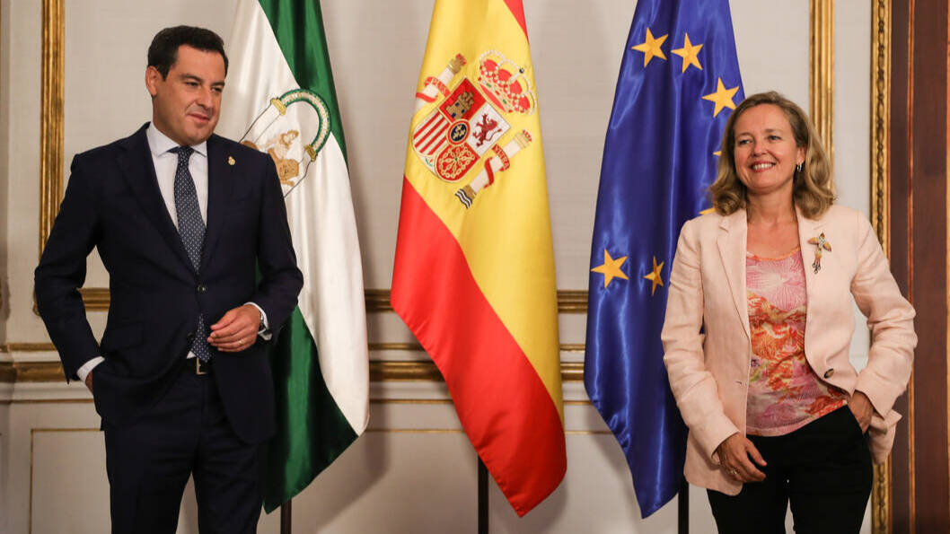 El presidente de la Junta de Andalucía, Juanma Moreno, y la ministra de Asuntos Económicos, Nadia Calviño.