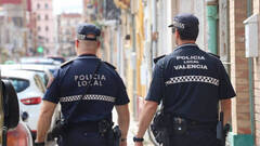 Agentes de la Policía Local de Valencia patrullando por la ciudad
