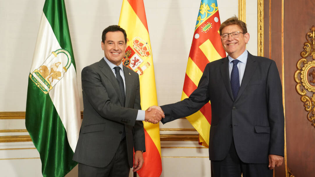 El presidente de la Junta de Andalucía, Juanma Moreno (PP), y el de la Generalitat Valenciana, Ximo Puig, hoy en San Telmo, Sevilla.