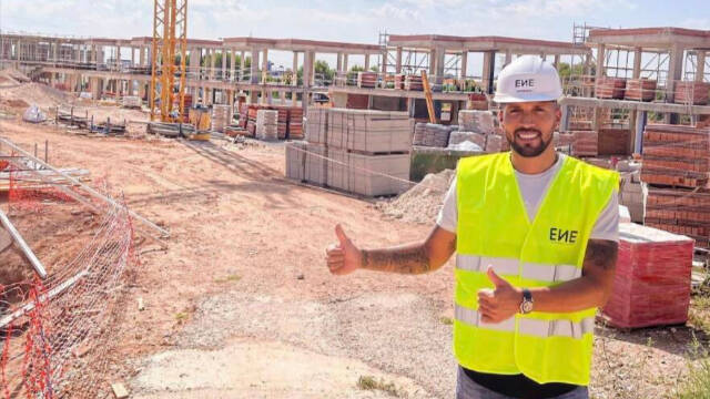 El ex futbolista Ezequiel Garay en su nueva faceta de promotor inmobiliario