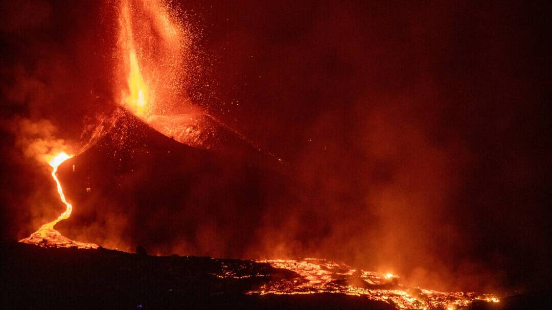 El volcán se rompe y escupe mucha más lava líquida, rápida y a ma - ESdiario