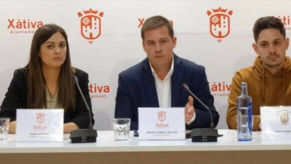 Ana Beltrán (izquierda), la concejal de Cs que anuncia que se va, junto al alcalde de Xàtiva Roger Cerdà